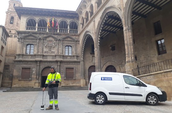 Buscafugas en la plaza Mayor de Alcañiz