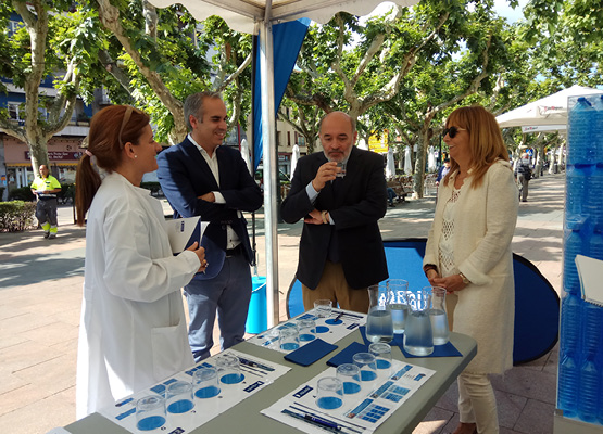 El alcalde de Calatayud y la concejal de Medio Ambiente, en el stand de las catas de agua de AQUARA