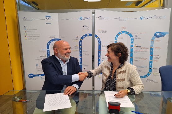El director ejecutivo de Aquara, José Ignacio Heredero, y la directora de la Fundación Rey Ardid, Maite Albajez, durante la firma del acuerdo. 